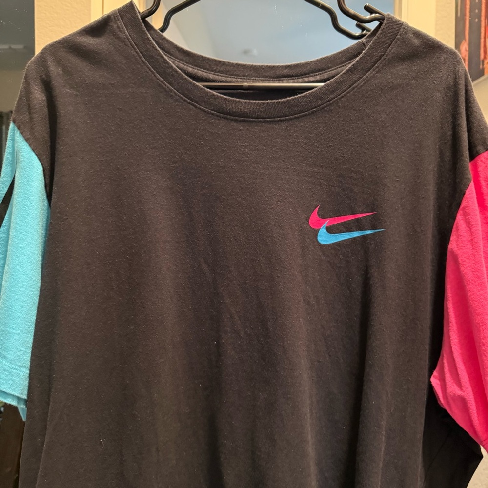 Nike Men’s XXL Color-Block Swoosh Graphic T-Shirt – Black w/ Blue & Pink Sleeves - Picture 2 of 5